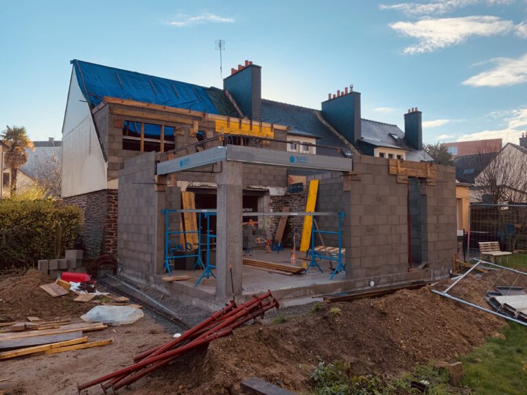 Travail d'agrandissement de maison en cours...