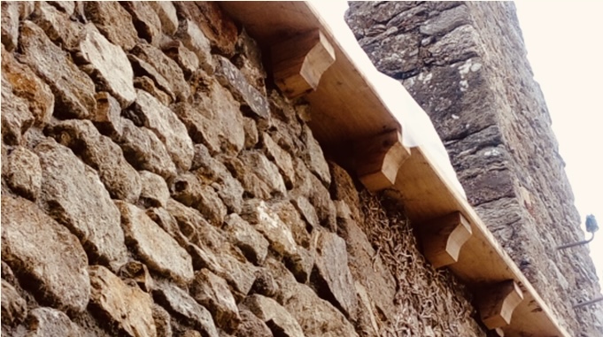 Rénovation d'un mur en pierre d'une façade d'une longère.