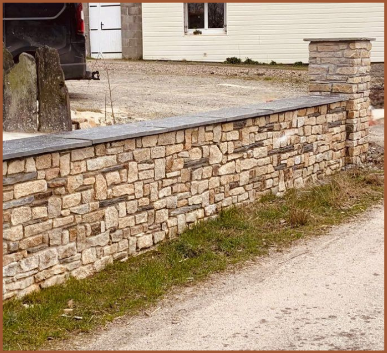 Réalisation d'un mur en pierre chez un particulier.