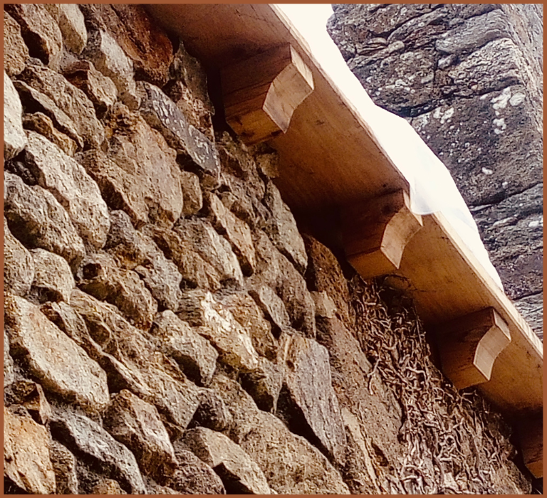 Rénovation d'un mur en pierre d'une façade d'une longère.