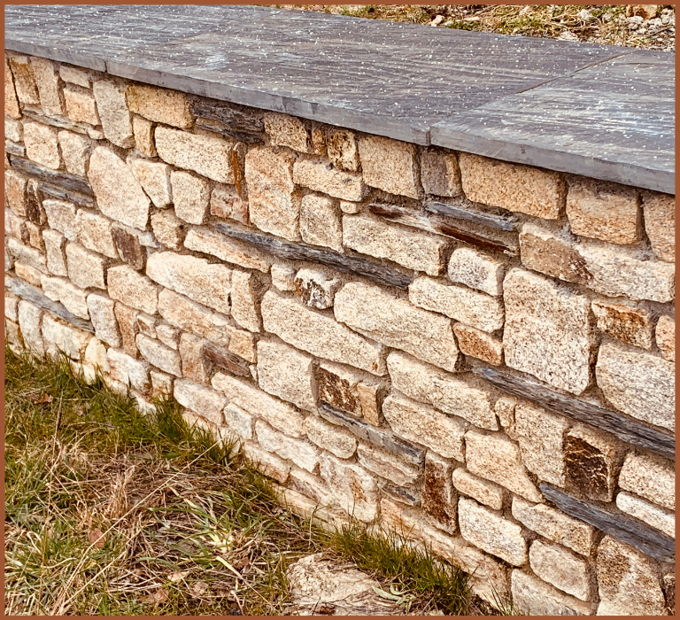 Réparation d'un muret en pierre.