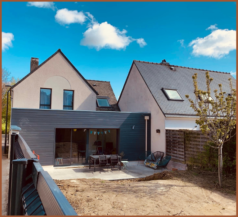 Une extension de maison pour un salon agrandi en plus d'une terrasse repensée.