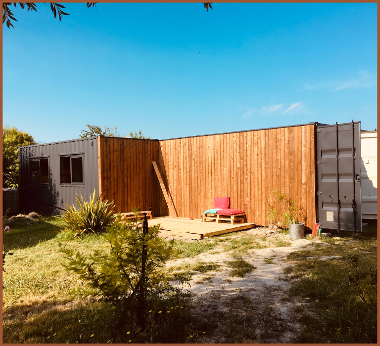 Réalisation de la structure porteuse de cet ensemble en container de stockage.